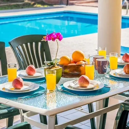In Sleeps 6 Includes Swimming Pool Air Con And Wifi 3 7