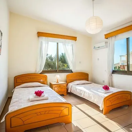 Вилла In Sleeps 6 Includes Swimming Pool Air Con And Wifi 3 7 *