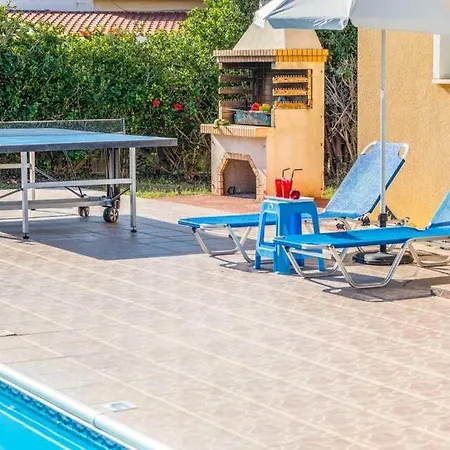 In Sleeps 6 Includes Swimming Pool Air Con And Wifi 3 7 Peyia