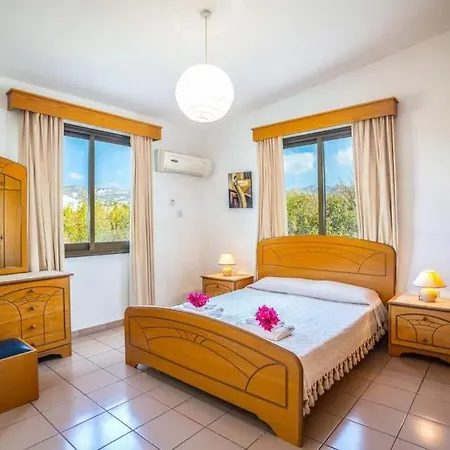 In Sleeps 6 Includes Swimming Pool Air Con And Wifi 3 7 Peyia