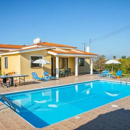 In Sleeps 6 Includes Swimming Pool Air Con And Wifi 3 7 Вилла