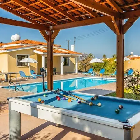 In Sleeps 6 Includes Swimming Pool Air Con And Wifi 3 7 Вилла Пейя