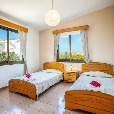 In Sleeps 6 Includes Swimming Pool Air Con And Wifi 3 7